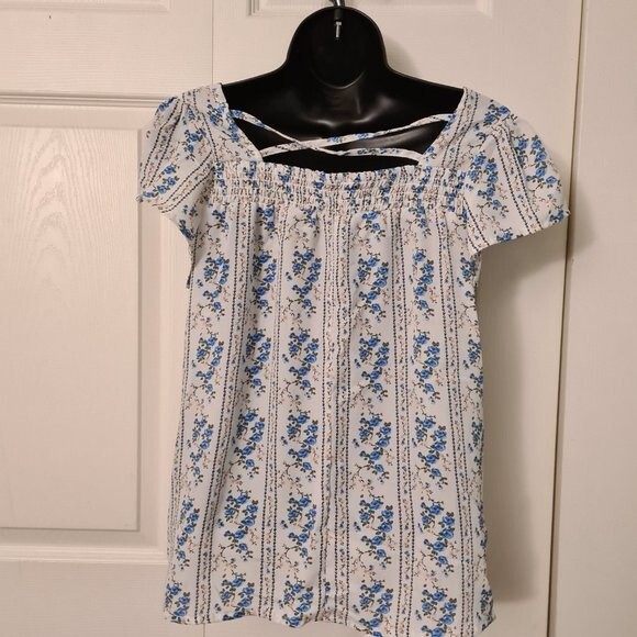 No Boundaries Floral Top / Size: L (11-13) - Picture 3 of 4